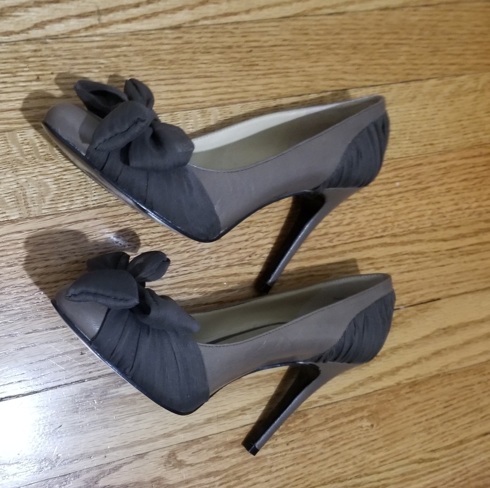 Beautiful leather grey pumps 3.75 in heel.
